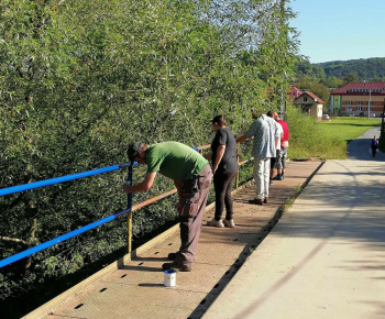 Rozvojový tím v akcii / Obnova náteru zábradlia na moste - foto