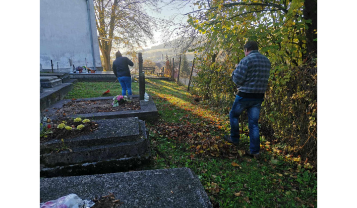 Jesenné upratovanie cintorína